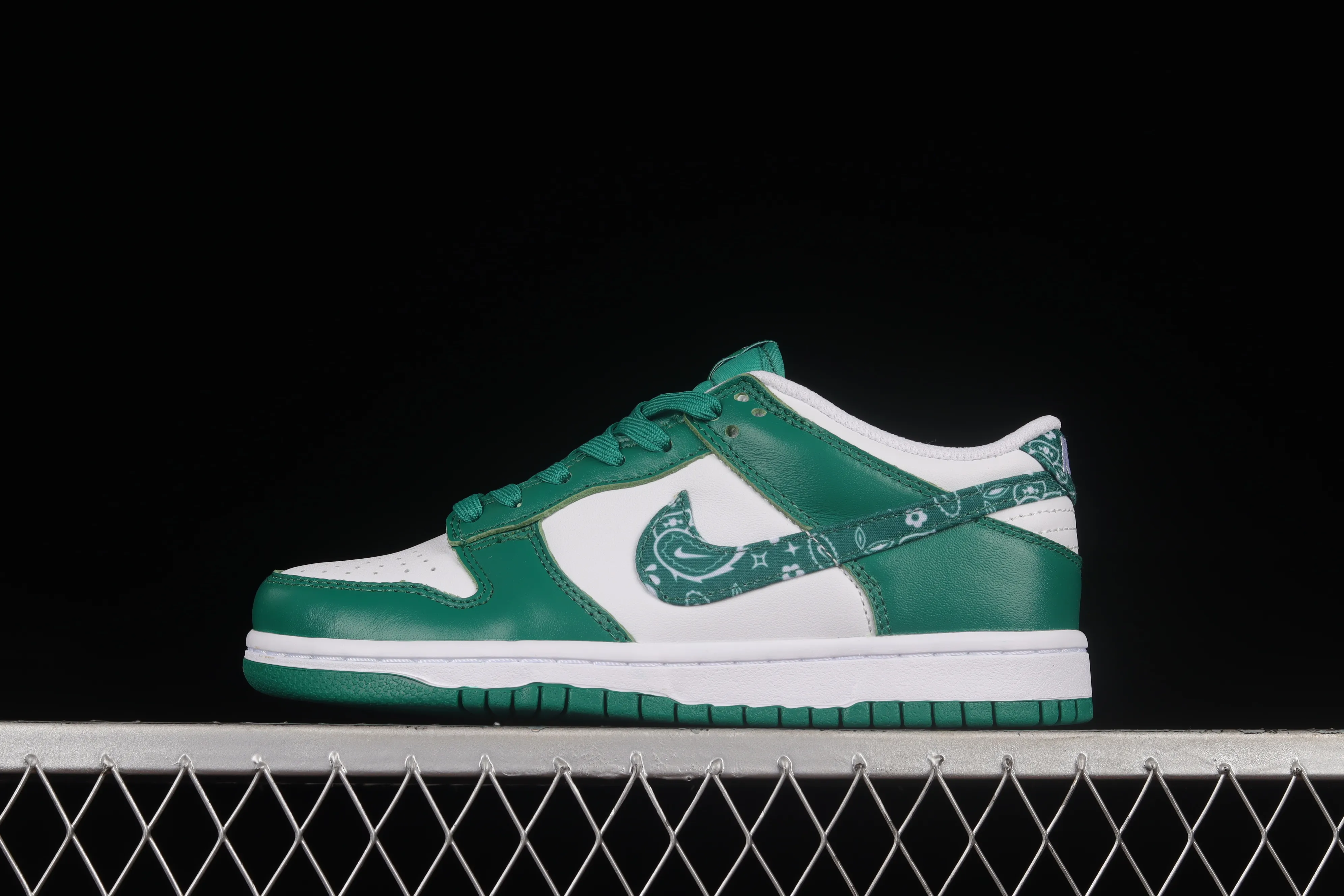 All Categories Nk SB Dunk Series Nk SB Dunk Low Low-top sneakers J version Nk Dunk Low "Green Paisley" Cashew flower white and green SB smashed backboard fashion casual sneakers DH4401-102